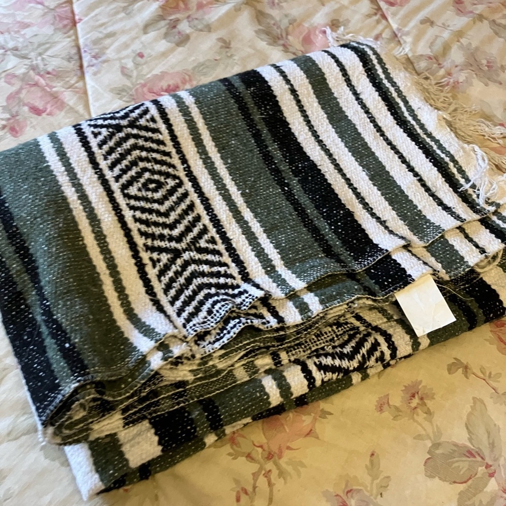 Mexican blanket from Earth Ragz cotton & recycled fibers grays & white 50 x 72” - Picture 6 of 8